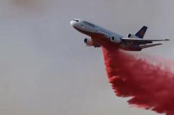 视频丨美国航空一客机发动机起火返航，无人受伤