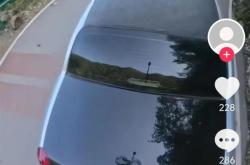 9米长的加长大林肯轿车堵瘫皖南川藏线，交警：应是钻了空子上山