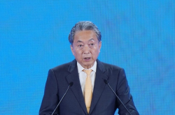 世界和平论坛｜鸠山由纪夫：应对特朗普关税，“狭路相逢勇者胜”