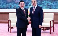 王毅会见东盟秘书长高金洪：近日柬泰边境冲突令人痛心和担忧