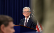 美联储维持利率不变 鲍威尔记者会淡化9月降息预期