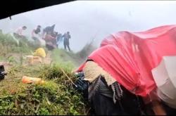 短剧剧组在贵州拍戏突遇极端天气，演员背部、手臂被冰雹砸伤