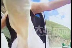 男子骑摩托车遭逆行奔驰逼停，女车主下车猛踹摩托并拿石头辱骂，男子称旁边就是百米悬崖！甘肃警方：已介入调查