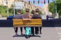 内蒙古：4名少年骑“共享电车+长椅”组合警方已约谈