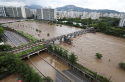 韩国首都圈遭遇极端暴雨，造成3人死亡