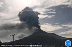 印度尼西亚将罗沃托比拉基 - 拉基火山的警戒级别提升至最高级