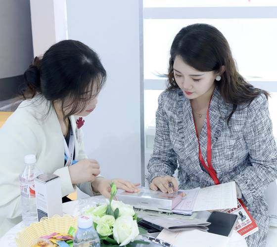 好博会|贵人鸟女总裁吕秀兰:县域体育用品消费未被满足,只有一二线城市1/56 第1张 好博会|贵人鸟女总裁吕秀兰:县域体育用品消费未被满足,只有一二线城市1/56 第1张